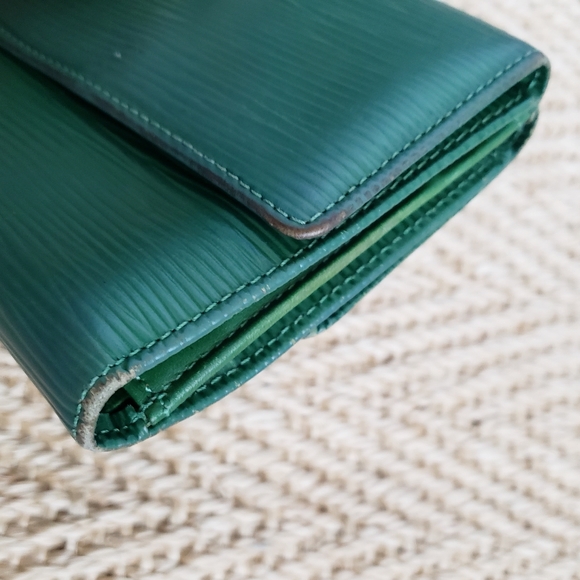 Louis Vuitton Green Epi Elise Tri-Fold wallet - Picture 5 of 7